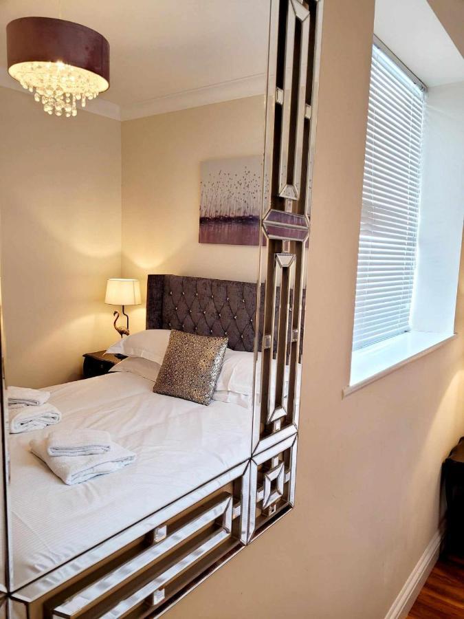 Exquisite Kings: Dual En-Suite Apartment Near Town & Transport Darlington  Exterior photo